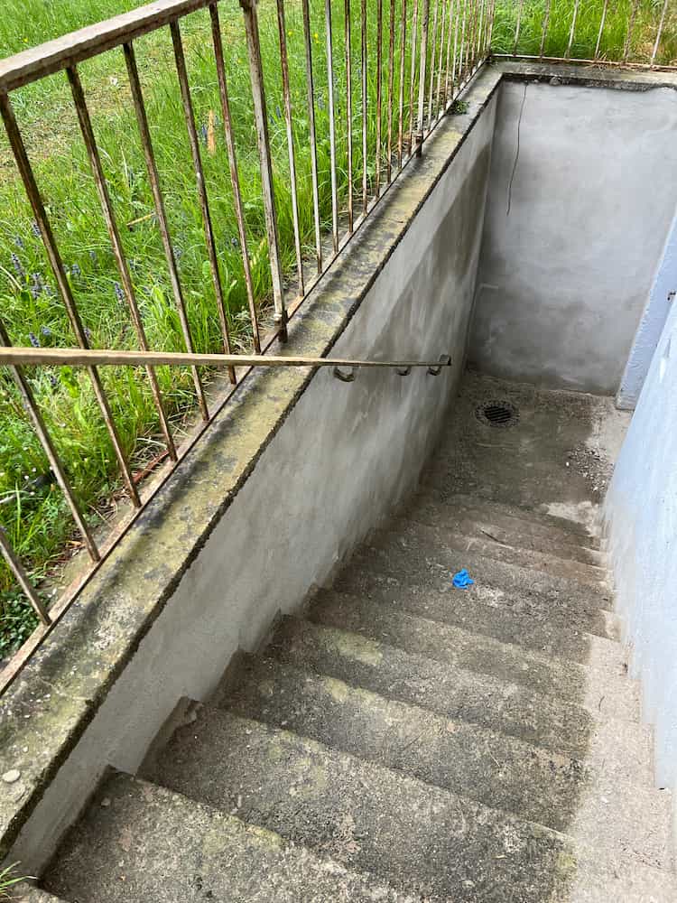 Putz-und Betonsanierung Kellerabgangswand