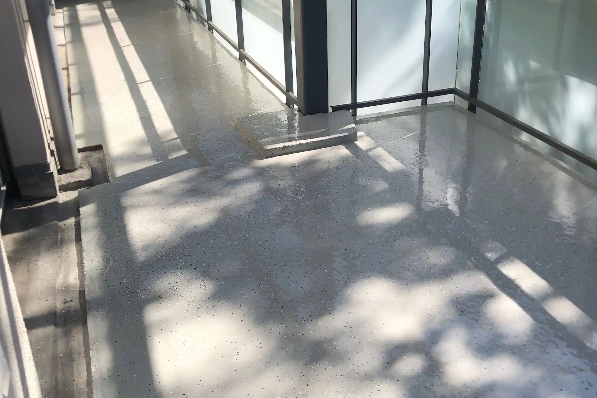 frisch beschichteter Balkon Abgeschlossene Balkonsanierung